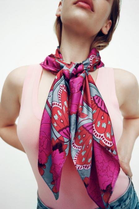 Pañuelo estampado de Zara (25,95 euros)