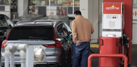 LV_La gasolina y el gasóleo bajan por primera vez tras semanas de récords