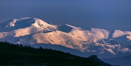 El Puigmal a la derecha; en el centro, la Tossa del Pas dels Lladres y, a la izquierda, el Puig de Dòrria.