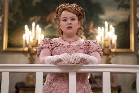 Nicola Coughlan como Penelope Featherington, que tiene problemas para mantener en el anonimato su identidad como Lady Whistledown.