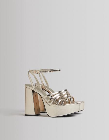 Sandalias metalizadas con plataforma de Bershka (29,99 euros)