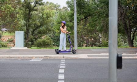 El patinete eléctrico que adapta su velocidad al lugar por el que circulamos.