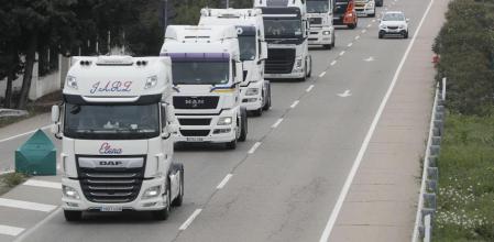 Camioneros de la plataforma en defensa del sector del transporte (Javier Cebollada / EFE)