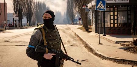 Un soldado ucraniano, montando guardia ayer en los suburbios de Kyiv (FADEL SENNA / AFP)