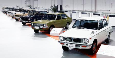 La familia Corolla a través de los tiempos. En la foto se aprecian las primeras generaciones