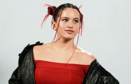 La cantante, Rosalía, posa durante la presentación de su disco ‘Motomami’ en el Hotel Bless, a 17 de marzo de 2022, en Madrid (España). Este álbum, compuesto por 16 canciones y producido bajo el sello Columbia Récords, es el tercero de la cantautora española. 17 MARZO 2022 Gustavo Valiente / Europa Press 17/03/2022