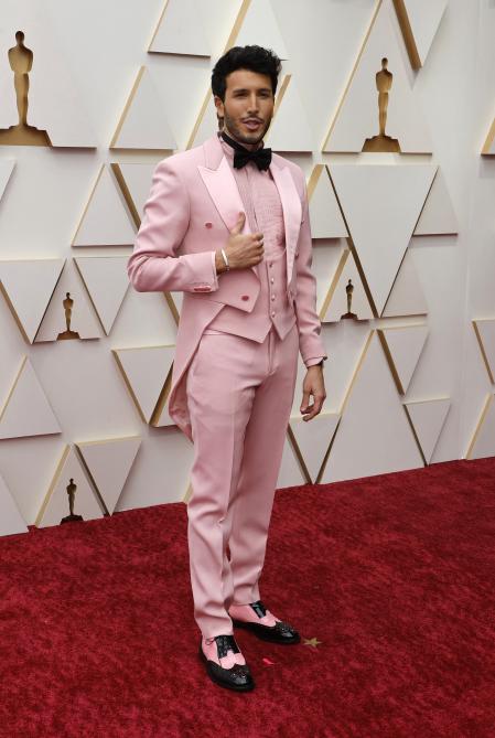 Sebastian Yatra apuesta por un traje rosa palo en los Oscar 2022