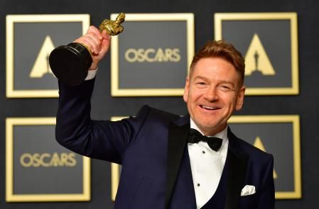 Kenneth Branagh con su Oscar al guion original por 'Belfast'