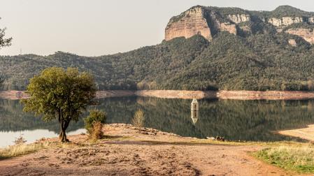 Reflejos en el pantano de Sau.
