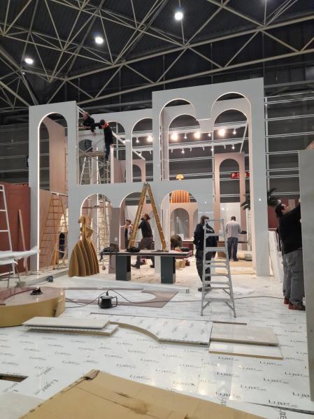 Operarios trabajando en el montaje de FIMMA y Maderalia, en Feria Valencia