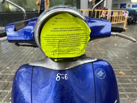 Moto abandonada en una calle de Barcelona; cuando un vehículo se considera abandonado se podrá ordenar su traslado a un Centro Autorizado de Tratamiento de Vehículos&nbsp;