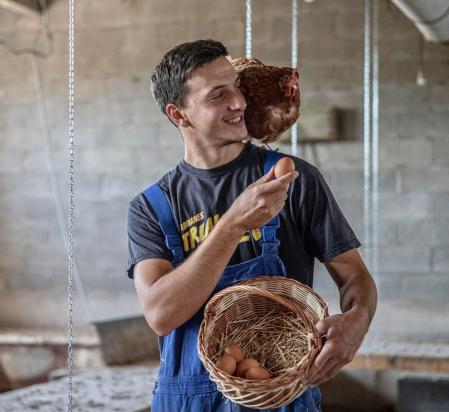 Oriol Comallonga en su granja de gallinas