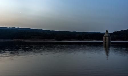La luna con la iglesia enterrada en el embalse, la vieja Sant Romà de Sau.