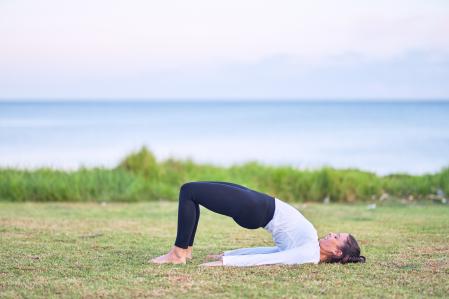La subida de caderas recibe también el nombre de puente en yoga