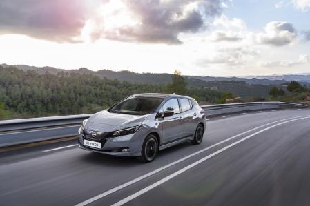 Tras una década de marcar tendencia, el Nissan Leaf refresca su imagen y mantiene su autonomía homologada de hasta 385 km.