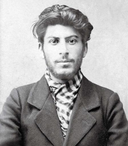 Joven Stalin en la fotografía de una ficha policial de 1902