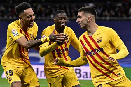 TOPSHOT - Ferran Torres y Pierre-Emerick Aubameyang celebrando un gol en el&nbsp; Santiago Bernabeu, on March 20, 2022. (Photo by JAVIER SORIANO / AFP)