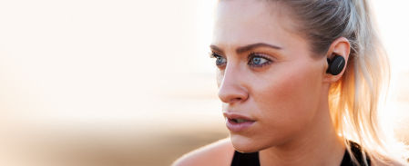 Mujer llevando los auriculares Bose Sport Earbuds