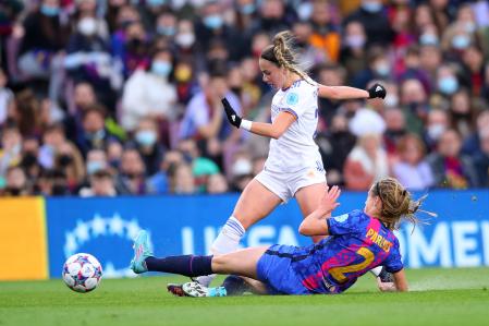 Athenea Del Castillo del Real Madrid es abordada por Irene Paredes del FC Barcelona durante el partido de vuelta de los cuartos de final de la UEFA Women's Champions League entre el FC Barcelona y el Real Madrid en el Camp Nou el 30 de marzo de 2022 en Barcelona, España.