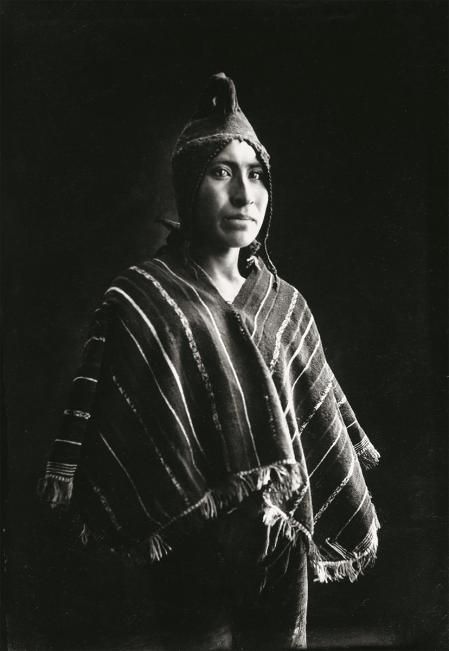 Joven indígena en estudio. Ca. 1923