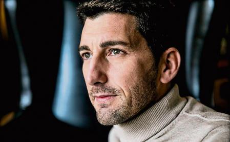 foto XAVIER CERVERA 24/03/2022 Oriol Mitjà Villar (Barcelona, 1980) es un médico investigador español especializado en medicina interna y enfermedades infecciosas, especializado en la erradicación de la enfermedad tropical del pian.1​ Entre 2010-2020 desarrolló desde el centro médico de Lihir, en Papúa Nueva Guinea, un tratamiento efectivo contra el pian basado en la azitromicina. Fue galardonado con el Premio Princesa de Girona en la categoría de investigación científica.2​ El 2020, desde el Instituto de Investigación Germans Trias i Pujol, trabaja contra la pandemia de coronavirus SARS-CoV-2 que afecta al mundo desde noviembre de 2019 (vive entre Arenys de Munt, y Papua Nueva Guinea)