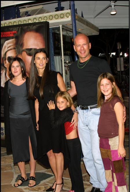 Bruce Willis y Demi Moore con sus tres hijas en el 2001