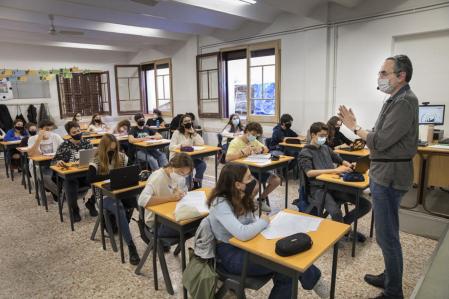 -BARCELONA- CLASE PRESENCIAL EN ESCOLA PIA BALMES DE PRIMERO DE BACHILLERATO CIENTÍFICO-CLASE DE FILOSOFÍA PROFESOR DAVID ASTRADA- FOTO ANA JIMENEZ