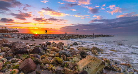 Amanecer sin calima desde el Espigón de la T de Fuengirola.