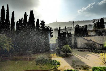 El cielo del arco iris visto desde el monasterio de Pedralbes.