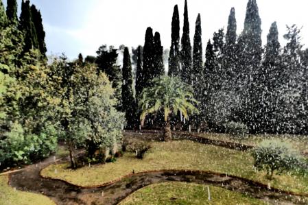 El cielo del arco iris visto desde el monasterio de Pedralbes.