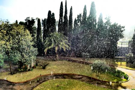 El cielo del arco iris visto desde el monasterio de Pedralbes.