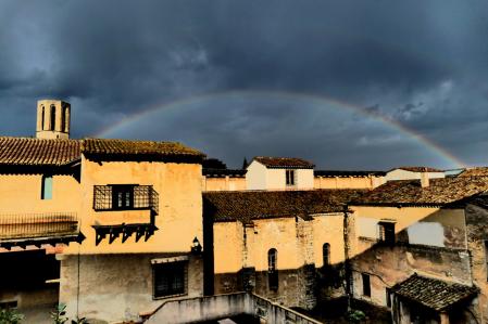 El arco iris de Barcelona visto desde el monasterio de Pedralbes.