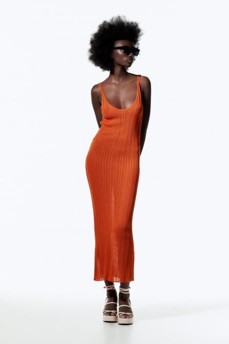 Vestido largo de crochet en color naranja de Zara (25,95 euros)