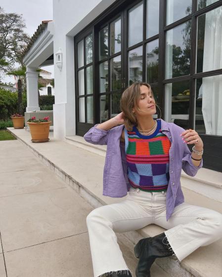 María Pombo con chaleco de crochet