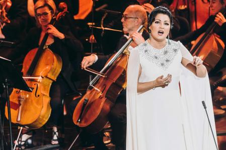 (FILES) In this file photo taken on February 21, 2020 Russian opera soprano singer Anna Netrebko performs during the 27th annual Victoires de la musique classique (Classical music award) ceremony at the lArsenal de Metz, in Metz, northeastern France. - Russian opera star Anna Netrebko on March 30, 2022 condemned the war in Ukraine and said she would resume touring after having cancelled concerts amid criticism she was close to the Kremlin. In a statement released by her German lawyer, the soprano said she aimed to set the record straight that she did not support Russian President Vladimir Putin. (Photo by Christoph DE BARRY / AFP)