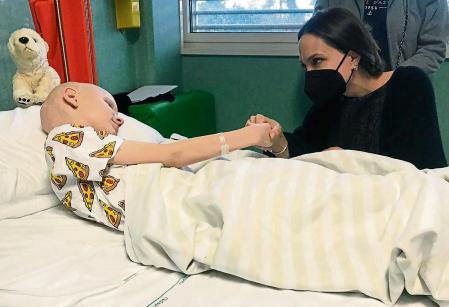 Actress Angelina Jolie visits a young patient from Ukraine at the Bambino Gesu Pediatric Hospital in Rome, Italy, March 30, 2022. Picture taken March 30, 2022. Ospedale Pediatrico Bambino Gesu/Handout via REUTERS ATTENTION EDITORS THIS IMAGE HAS BEEN SUPPLIED BY A THIRD PARTY. NO RESALES. NO ARCHIVES. MANDATORY CREDIT
