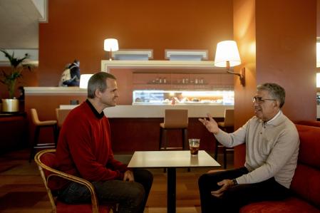 Félix Sentmenat y Manuel Orantes, en la mesa de la cafetería del RCTB en la que se habían conocido