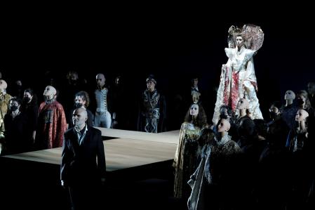 Un momento de la escenificación de Turandot, en la que el propio personaje está representado también por un maniquí