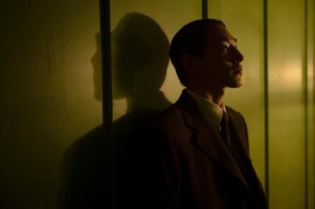 La serie se ambienta en 1910, 1915 y 1989... como mínimo en un principio.