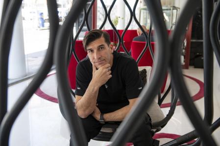 Entrevista Pinto ex-jugador del FC Barcelona que presenta un proyecto relacionado con la musica y el entrenamiento personal