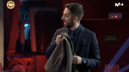 Broncano comprueba de qué marca es la chaqueta que acaba de regalar Nicky Jam a un espectador de 'La Resistencia'