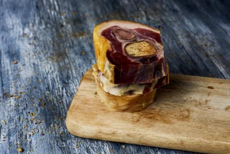 Codillos de jamón sobre una tabla de cortar