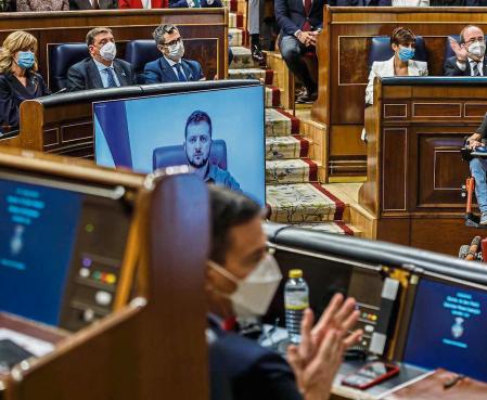 El presidente de Ucrania, Volodímir Zelenski, se dirije por videoconferencia a diputados, senadores y miembros del Gobierno en el Hemiciclo del Congreso. Pedro Sanchez Meritxell Batet