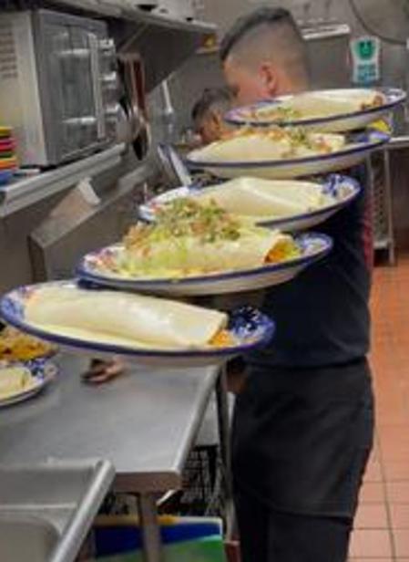 El joven es capaz de llevar hasta cinco platos a la vez colgando de un solo brazo