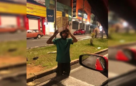 Bruno Henrique Cassimiro Ramos pidiendo en la calle