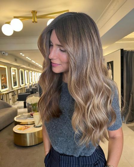 Belén Hostalet con su melena balayage caramelo