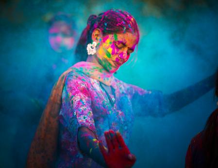 Mujer celebrando con polvo azul el Holi Day en India
