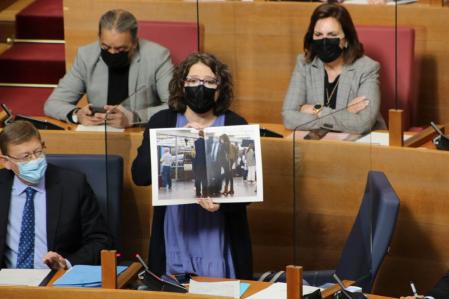 Mónica Oltra muestra una foto en la que se ve a Francisco Camps, Cristina Seguí y Alberto de Rosa esperando al AVE en Atocha
