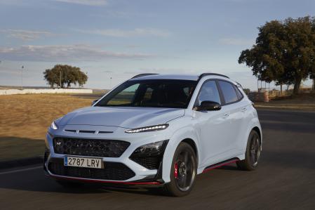 El Hyundai Kona N acelera de 0 a 100 km/h en 5,5 segundos y tiene una velocidad máxima de 240 km/h
