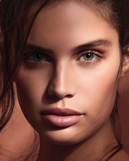 La modelo Sara Sampaio es imagen de los nuevos polvos solares Terracotta Light de Guerlain